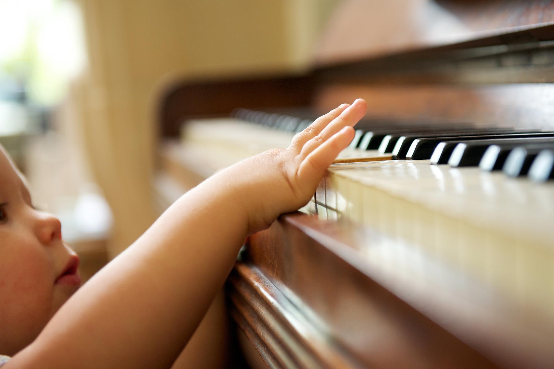 گوش دادن به موسیقی چه تاثیری روی کودکان می گذارد؟