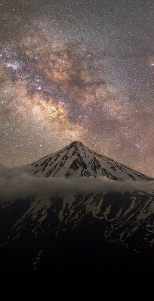 عکس بسیار پر بازدید در فضای مجازی از قله دماوند را مشاهده می‌کنید.5821365