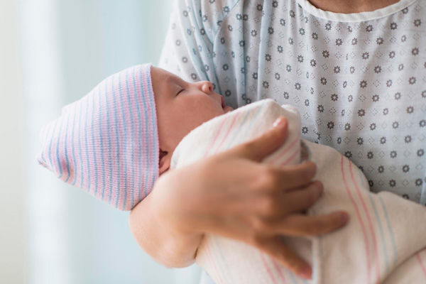 روش صحیح بغل کردن نوزاد به چه صورت است؟