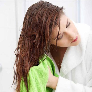 خشک کردن مو با حوله قبل از سشوار کشیدن
