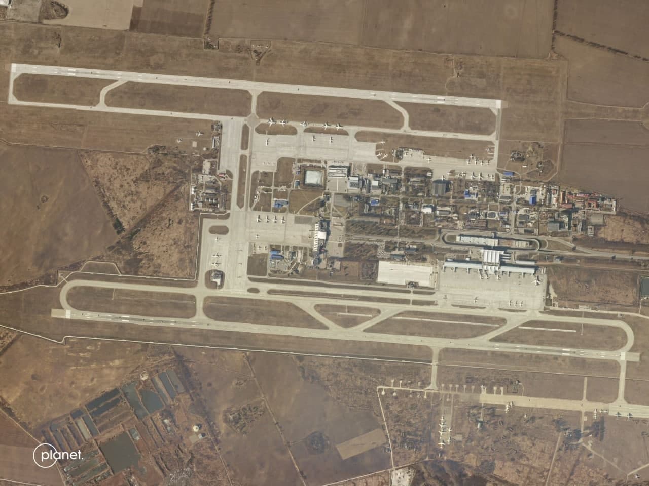 تصاویر ماهواره‌ای نشان می دهد فرودگاه بین‌المللی کی‌یف آسیبی ندیده اما باندهای آن با خودروهایی مسدود شده است