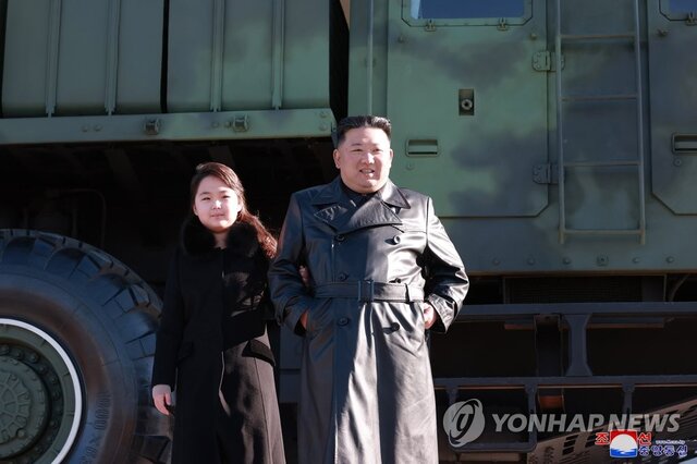 رهبر کره شمالی در کنار دخترش