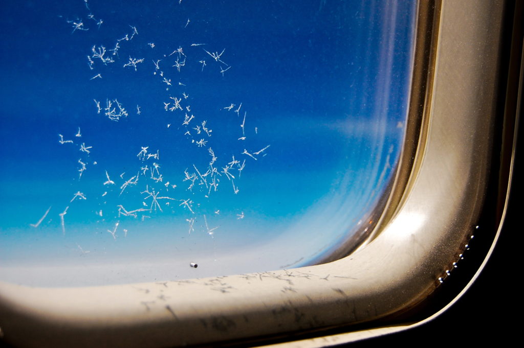سوراخ کوچک روی پنجره هواپیما به چه درد می‌خورد؟