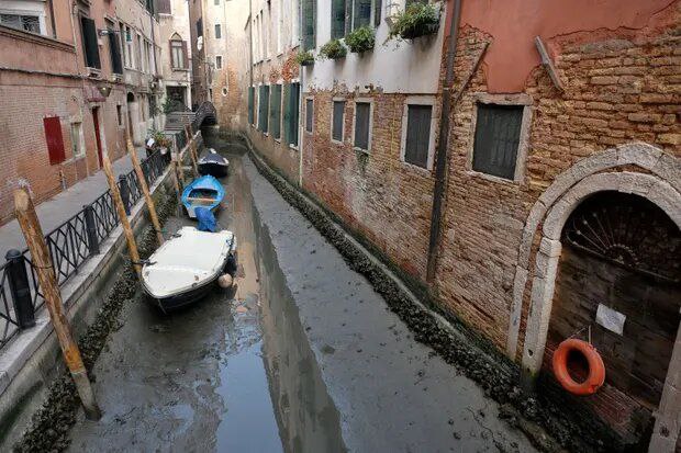 کانال‌های آبی شهر <a class='tagColor' href='/Tags/Archive/ونیز'>ونیز</a> در ایتالیا همزمان با کاهش بارش‌ها در حال خشک شدن است.