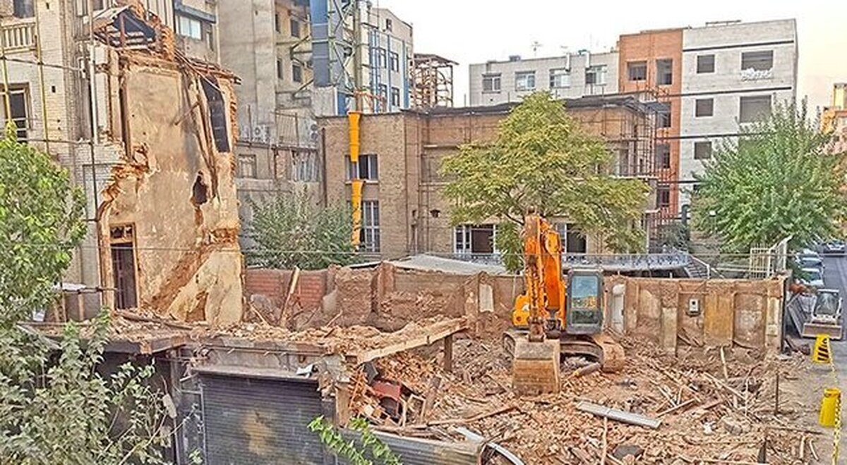 تخریب «کافه ایران» در خیابان انقلاب تهران