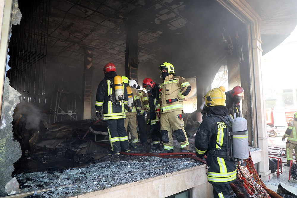 آتش سوزی مهیب در مغازه فرش فروشی مشهد + عکس