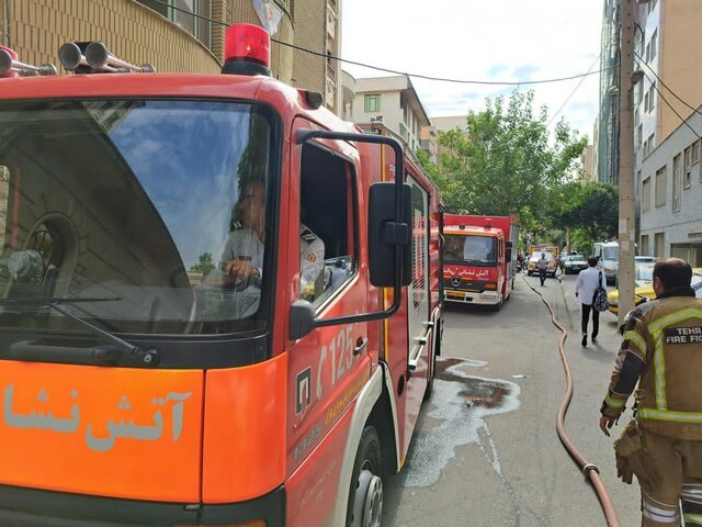 نجات ۶۰ نفر از آتش سوزی ساختمان ۴۰ واحدی در تهران + عکس